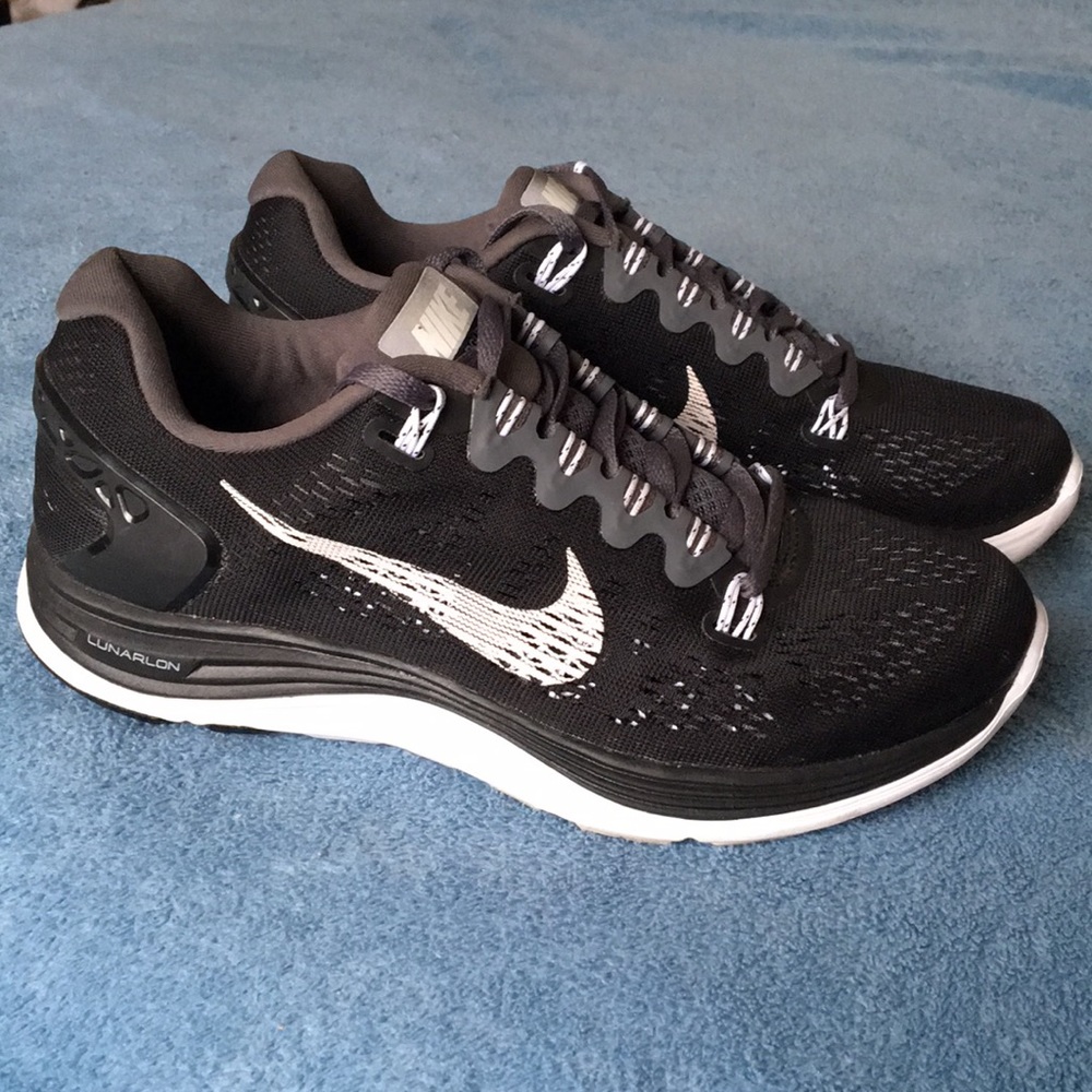Like NEW Women’s Nike sneakers size 5.5